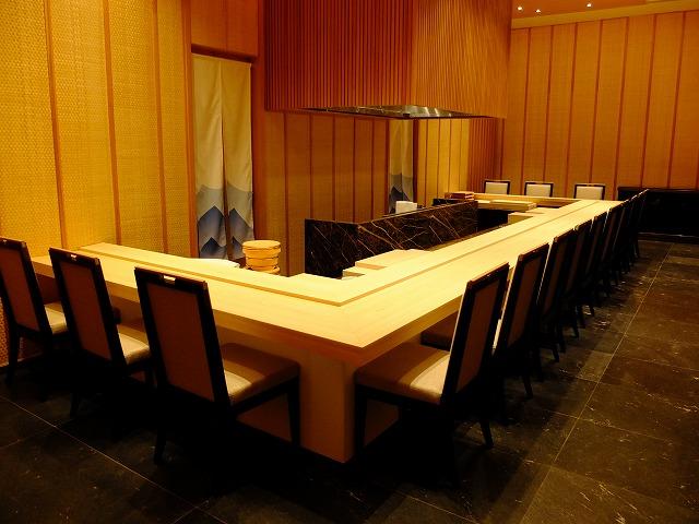 鮨店での女将