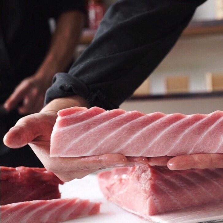 新鮮な鮪を毎月買って、解体ショーも行っています。