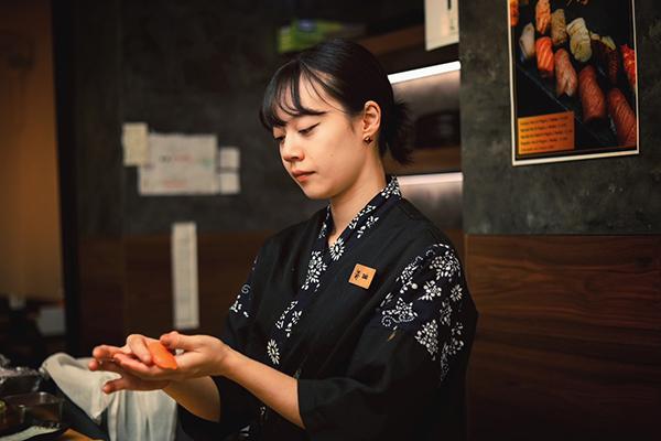 寿司職人も積極採用中！寿司学校卒業者なども歓迎です！