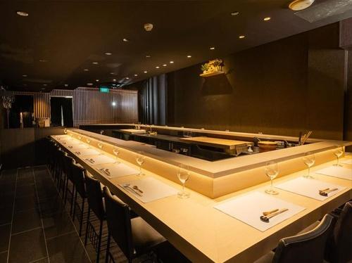 カウンター席でライブ感あふれる割烹料理店。