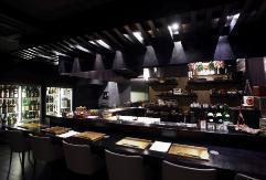 日本酒と炉端料理を提供する隠れ家的な店舗。