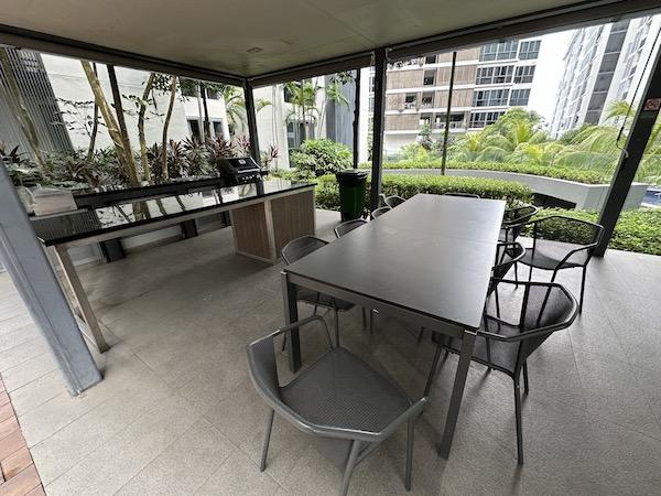 シンガポールではこの様な貸切りスペースでBBQを気軽に楽しめます。このBBQピットもマネージャーのコンドミニアム内にあります。