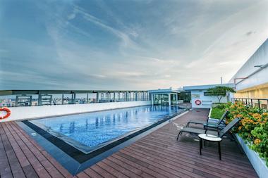 オフィスの屋上にプールとジムが付いています。いつでも無料で自由に使えます。