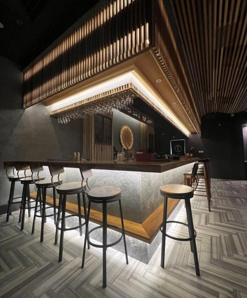 落ち着いた和モダンの店内