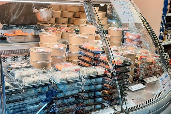 ショーケースには所狭しと新鮮な商品が並んでいます