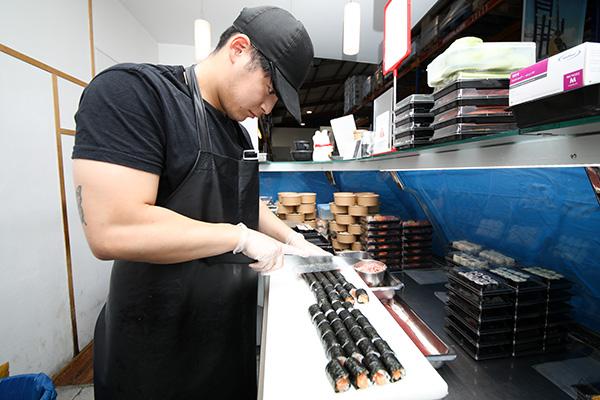 寿司や刺身、ロール寿司など多種多様な商品を提供