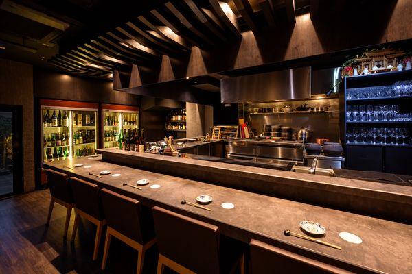 日本酒と炉端料理を提供する隠れ家的なお店